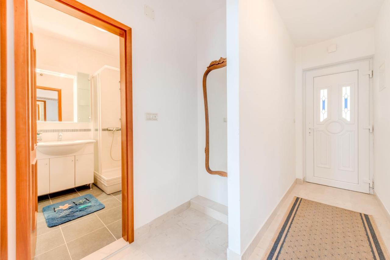Apartmani Mirta Omis A Exterior photo