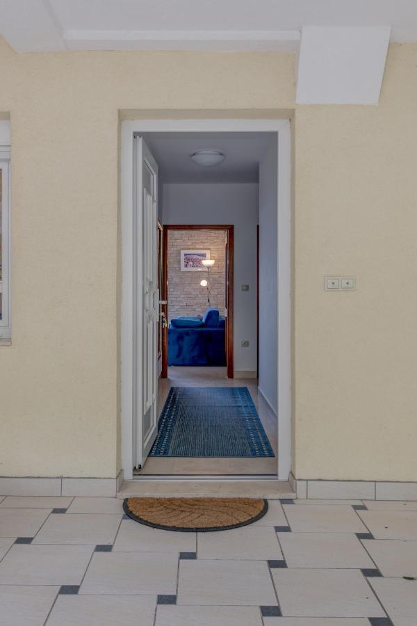 Apartmani Mirta Omis A Exterior photo